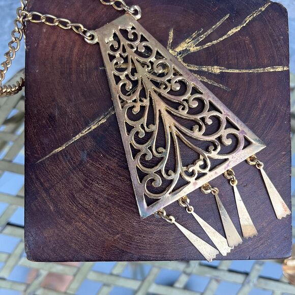 Lisner Pendant Necklace in Gold Tone Metal Mid Century Statement Jewelry Signed - Picture 14 of 16